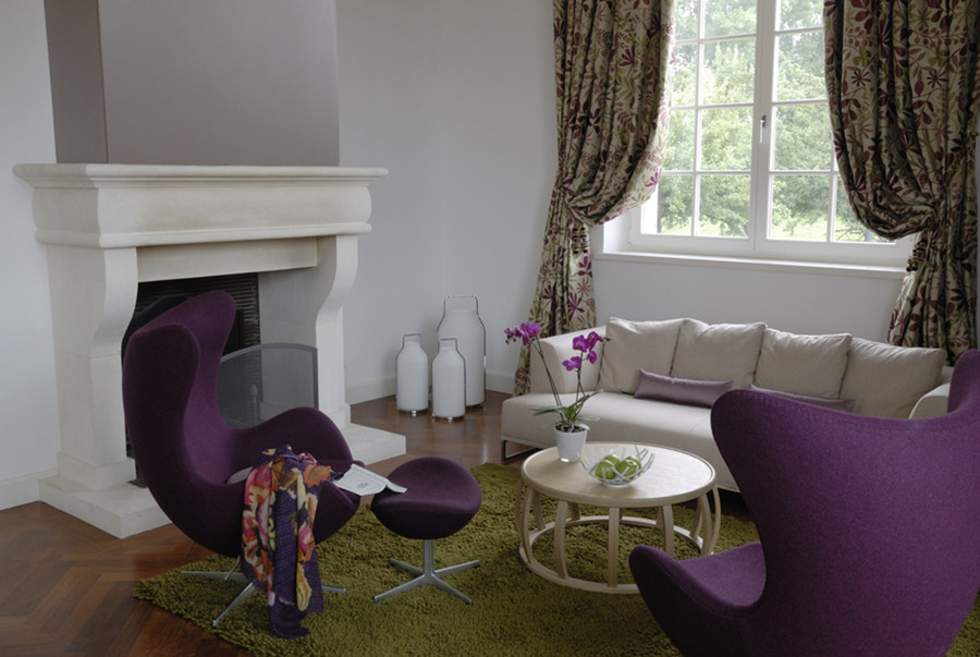 Cristine Borella-Snozzi: Home'Society Design Talks, living room with neutral tones and purple armchairs home inspiration ideas
